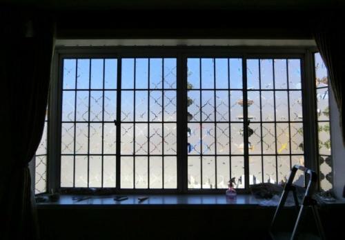 Как завесить окно одеялом. Изящный способ закрыть окно от любопытных глаз, при этом не закрыть от дневного света