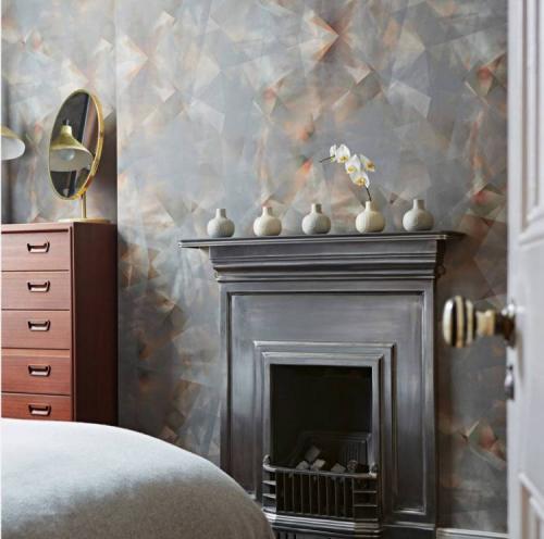 Комбинированные обои в маленькой спальне. Что делать, если хочется яркого контраста?