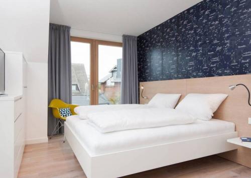 Комбинированные обои в маленькой спальне. Что делать, если хочется яркого контраста?