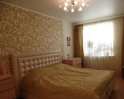 На какую стену клеить обои с рисунком. Какую стену делать акцентной в спальне?