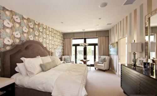 Как красиво поклеить обои двух видов в зале и спальне. Устранение дефектов 11