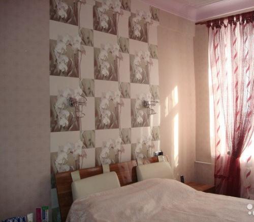 На какую стену клеить обои с рисунком. Какую стену делать акцентной в спальне?