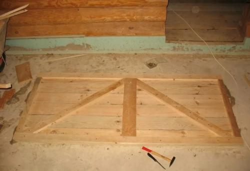 Дверь своими руками из досок. Как можно сделать дверь из досок своими руками: подробная инструкция