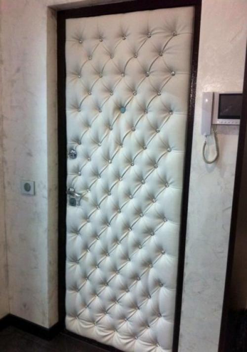 Утепление деревянной двери дермантином. Обивка дверей дерматином (дермантином) своими руками: этапы работ + 20 фото