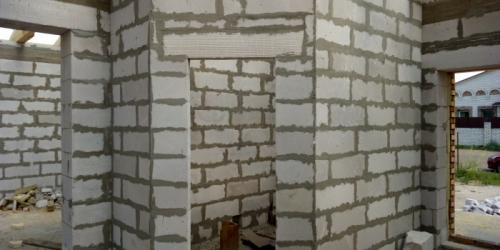 Чем штукатурить газобетон в ванной. Стены ванной из газоблоков