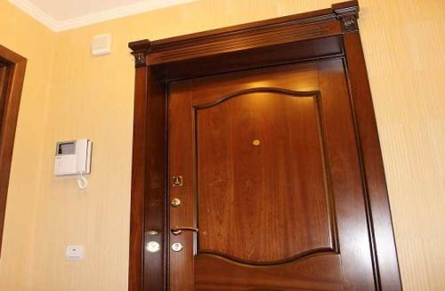 Чем обшить входную деревянную дверь с улицы. Как и чем обшить входные двери квартиры или дома: выбор материалов и инструкция по монтажу