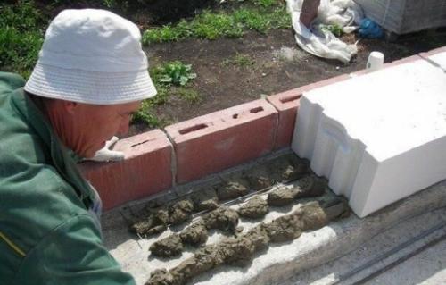 Советы по выбору клея для газоблоков и пеноблоков. Базовый состав клея для газобетонных блоков, его разновидности 12 Советы по выбору клея для газоблоков и пеноблоков. Базовый состав клея для газобетонных блоков, его разновидности 12