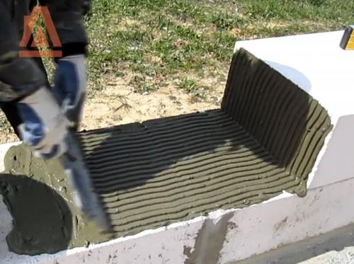 Пропускает ли воду клей для газобетона. Инструмент для нанесения клея