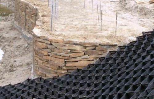 Как утеплять откосы на крутом участке. Зачем укреплять склоны и откосы