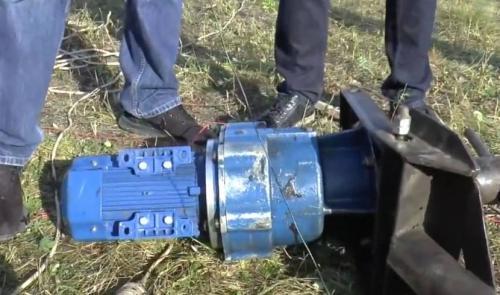 Какие меры безопасности следует соблюдать при работе с редуктором для закручивания винтовых свай своими руками. Закручивание винтовых свай мотобуром. Способ 2