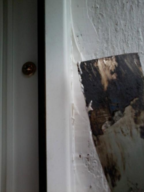 Чем заделать щель между подоконником и стеной. Как заделать щели в окнах