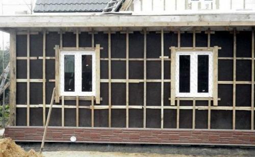 Монтаж сайдинга на деревянные бруски. Обрешетка для сайдинга из бруса или металлического профиля – плюсы и минусы