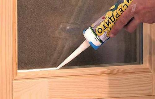 Как убрать щели в между оконной рамой и стеной. Что делать, если в окнах образовались щели?