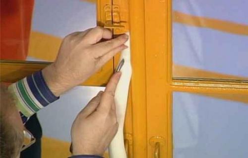 Как убрать щели в между оконной рамой и стеной. Что делать, если в окнах образовались щели?