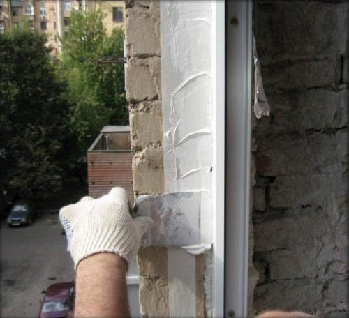 Чем замазать окна с улицы. Чем заделывают щели между стеклопакетом и откосом со стороны улицы?