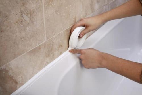 Чем заделать щель между стеной и ванной. Как заделать щель между ванной и стеной