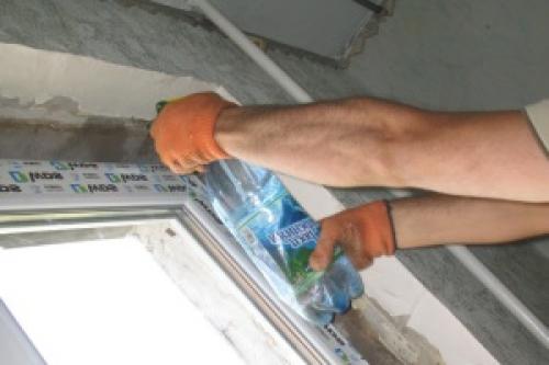 Заполнение пустот между окном и стеной. Этапы работ при запенивании окна