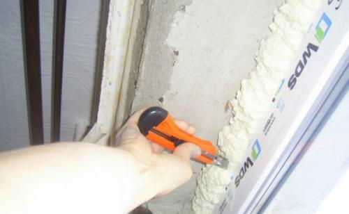 Заполнение пустот между окном и стеной. Этапы работ при запенивании окна