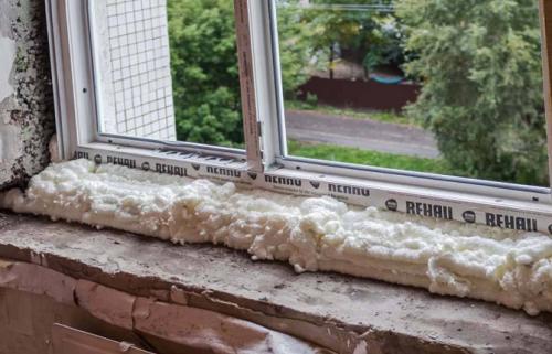Как закрепить утеплитель на подоконнике. Материалы-утеплители
