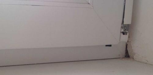 Чем заделать щель между окном и стеной сбоку окна. Щель между окном и подоконником чем заделать. Как заделать щель между окном и подоконником