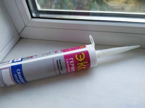 Чем заделать щель между окном и стеной сбоку окна. Щель между окном и подоконником чем заделать. Как заделать щель между окном и подоконником