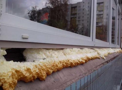 Чем заделать щель между окном и стеной сбоку окна. Щель между окном и подоконником чем заделать. Как заделать щель между окном и подоконником