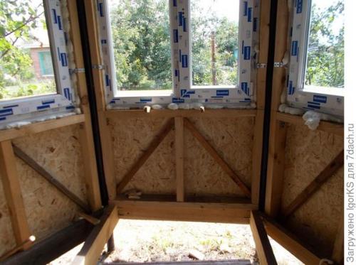 Как можно избежать появления зазоров при установке окон, если окно установлено на заранее. Как без проблем установить окно точно по уровню в деревянный проём