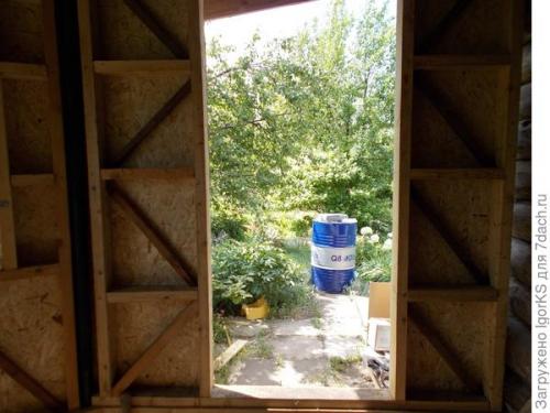 Как можно избежать появления зазоров при установке окон, если окно установлено на заранее. Как без проблем установить окно точно по уровню в деревянный проём