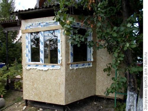 Как можно избежать появления зазоров при установке окон, если окно установлено на заранее. Как без проблем установить окно точно по уровню в деревянный проём