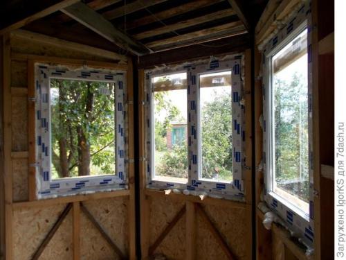 Как можно избежать появления зазоров при установке окон, если окно установлено на заранее. Как без проблем установить окно точно по уровню в деревянный проём