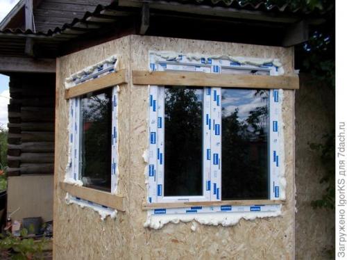 Как можно избежать появления зазоров при установке окон, если окно установлено на заранее. Как без проблем установить окно точно по уровню в деревянный проём