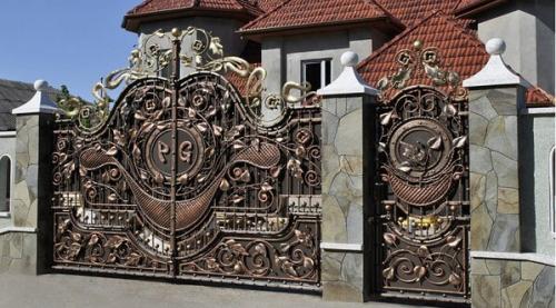 Какие функции выполняют кованые вороты и калитка из профнастила. Достоинства и недостатки кованых ворот и калиток