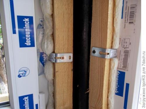 Как можно избежать появления зазоров при установке окон, если окно установлено на заранее. Как без проблем установить окно точно по уровню в деревянный проём