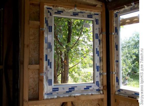 Как можно избежать появления зазоров при установке окон, если окно установлено на заранее. Как без проблем установить окно точно по уровню в деревянный проём