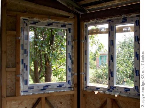 Как можно избежать появления зазоров при установке окон, если окно установлено на заранее. Как без проблем установить окно точно по уровню в деревянный проём