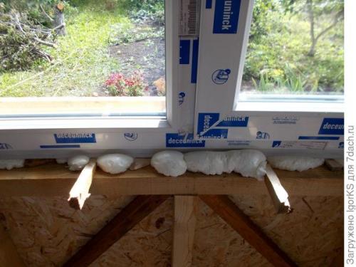 Как можно избежать появления зазоров при установке окон, если окно установлено на заранее. Как без проблем установить окно точно по уровню в деревянный проём