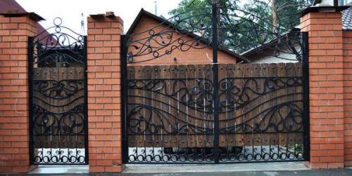 Какие функции выполняют кованые вороты и калитка из профнастила. Достоинства и недостатки кованых ворот и калиток