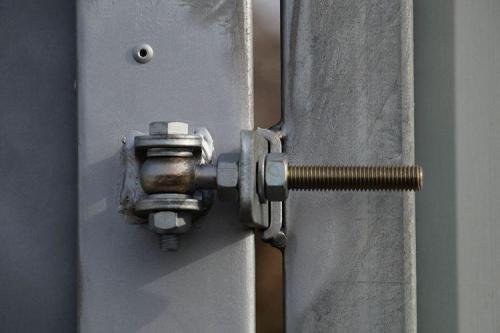 Распашные ворота своими руками из профнастила. Монтаж ворот из профнастила