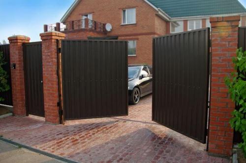 Распашные ворота своими руками из профнастила. Монтаж ворот из профнастила