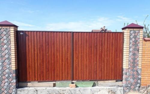 Как улучшить безопасность и эстетику дома с помощью распашных ворот из профнастила. Ворота из профнастила — простое и эффективное решение входной группы на загородном участке