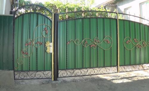 Как улучшить безопасность и эстетику дома с помощью распашных ворот из профнастила. Ворота из профнастила — простое и эффективное решение входной группы на загородном участке