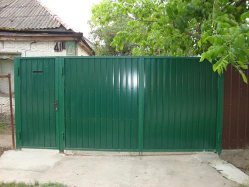 Как улучшить безопасность и эстетику дома с помощью распашных ворот из профнастила. Ворота из профнастила — простое и эффективное решение входной группы на загородном участке