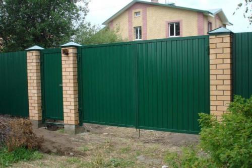 Как улучшить безопасность и эстетику дома с помощью распашных ворот из профнастила. Ворота из профнастила — простое и эффективное решение входной группы на загородном участке