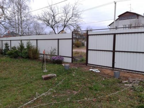 Как улучшить безопасность и эстетику дома с помощью распашных ворот из профнастила. Ворота из профнастила — простое и эффективное решение входной группы на загородном участке