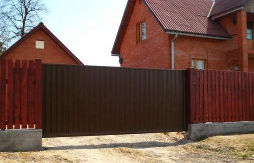 Как улучшить безопасность и эстетику дома с помощью распашных ворот из профнастила. Ворота из профнастила — простое и эффективное решение входной группы на загородном участке