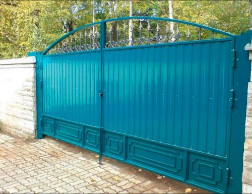 Как улучшить безопасность и эстетику дома с помощью распашных ворот из профнастила. Ворота из профнастила — простое и эффективное решение входной группы на загородном участке