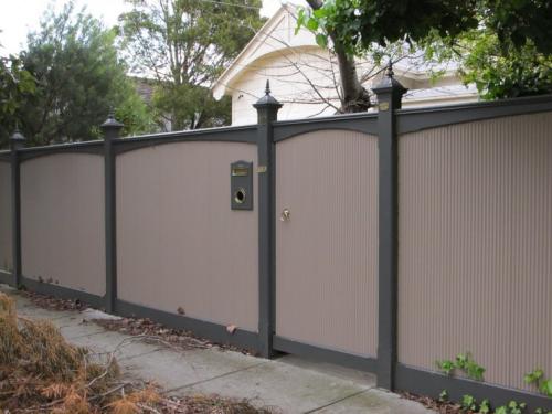 Как улучшить безопасность и эстетику дома с помощью распашных ворот из профнастила. Ворота из профнастила — простое и эффективное решение входной группы на загородном участке