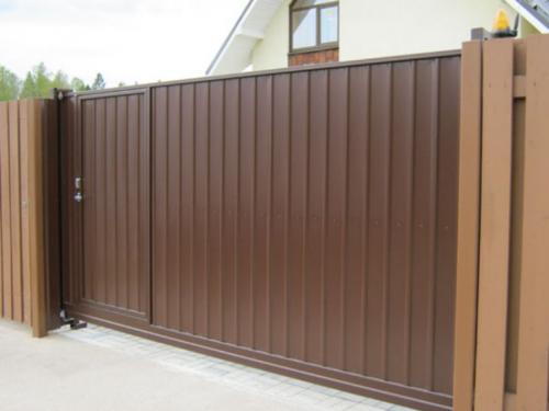 Как улучшить безопасность и эстетику дома с помощью распашных ворот из профнастила. Ворота из профнастила — простое и эффективное решение входной группы на загородном участке