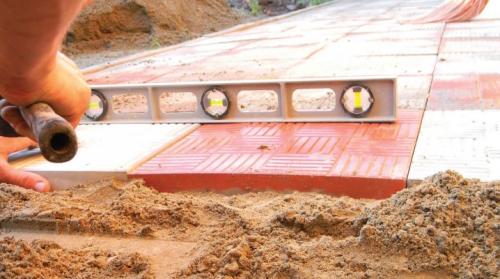 Укладка тротуарной плитки на песок с цементом своими руками