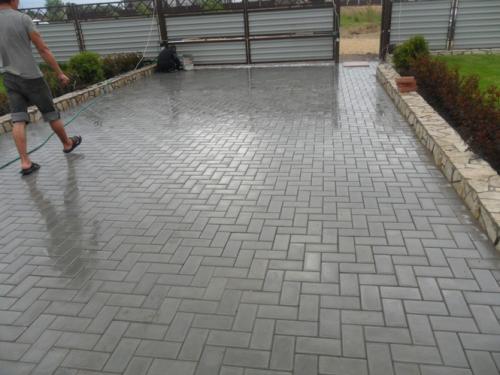 Укладка тротуарной плитки на песок без цемента. Как обойтись без цементной смеси при укладке тротуарной плитки